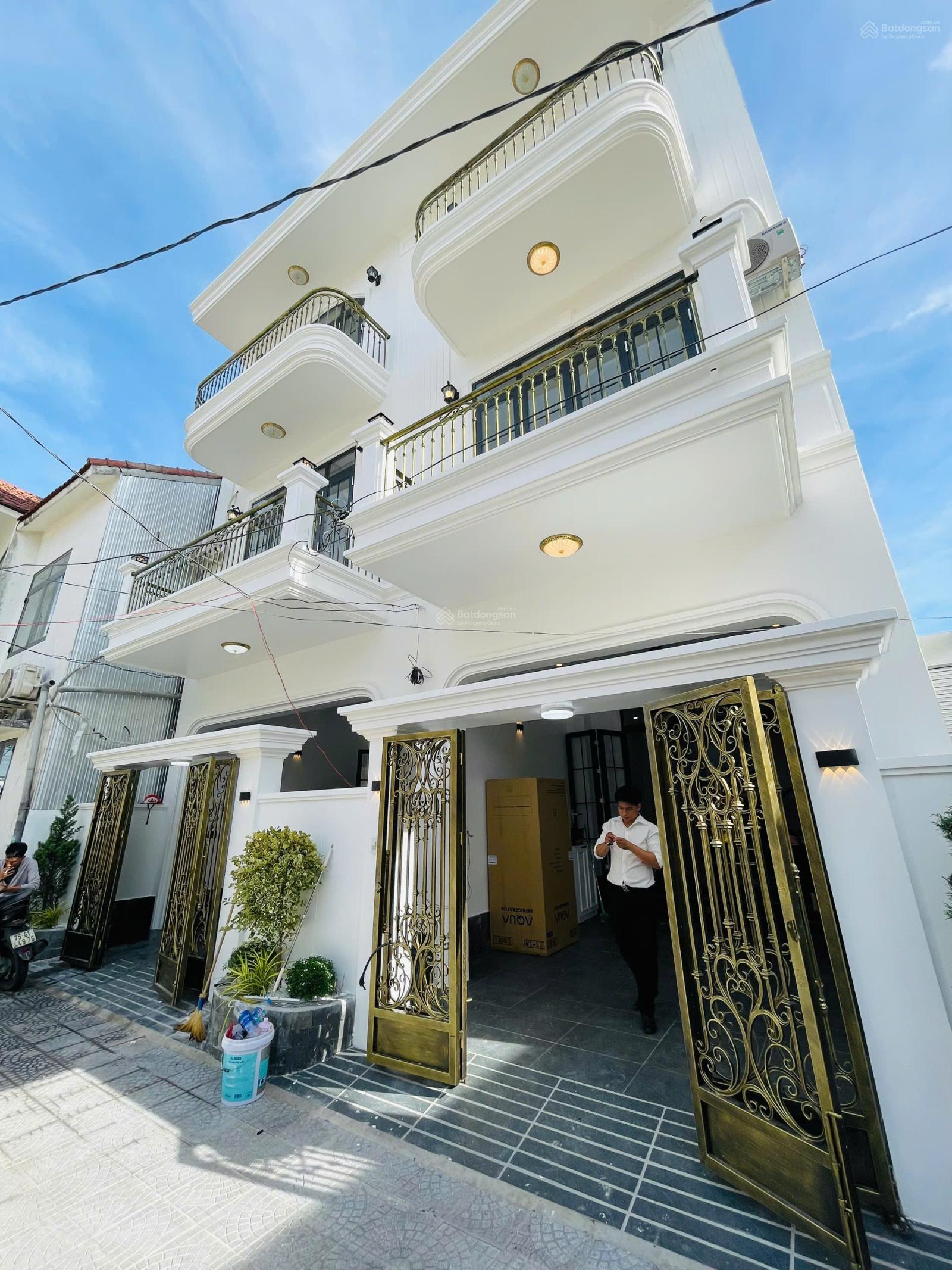 Bán nhà 3 tầng full nội thất sau lưng mặt tiền Phạm Văn Đồng – 3,75 tỷ