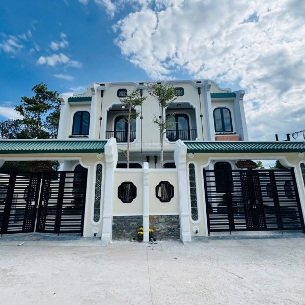 Mở bán 2 căn Villa Thủy Xuân Huế phong cách Indochine, khoảng 101m², mặt tiền 6m, 2 tầng, 3 phòng ngủ, gara ô tô, sổ hồng đã hoàn công. Giá từ 2,88 tỷ.